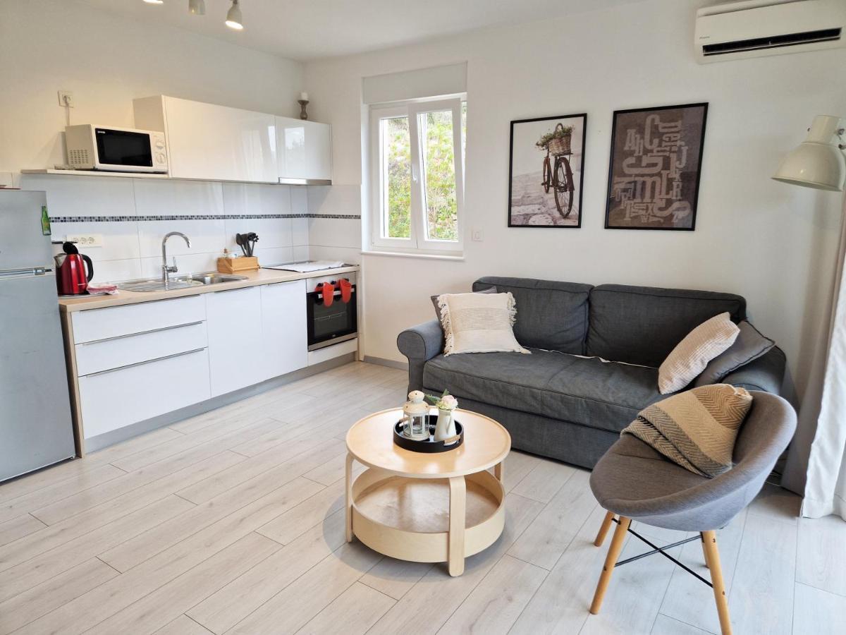 Apartments Nina Rab Town Luaran gambar